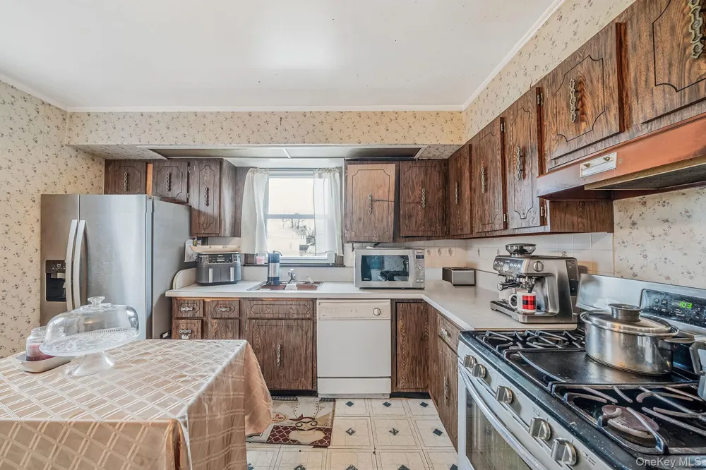 12 Edna Court Valley Stream, NY 11580