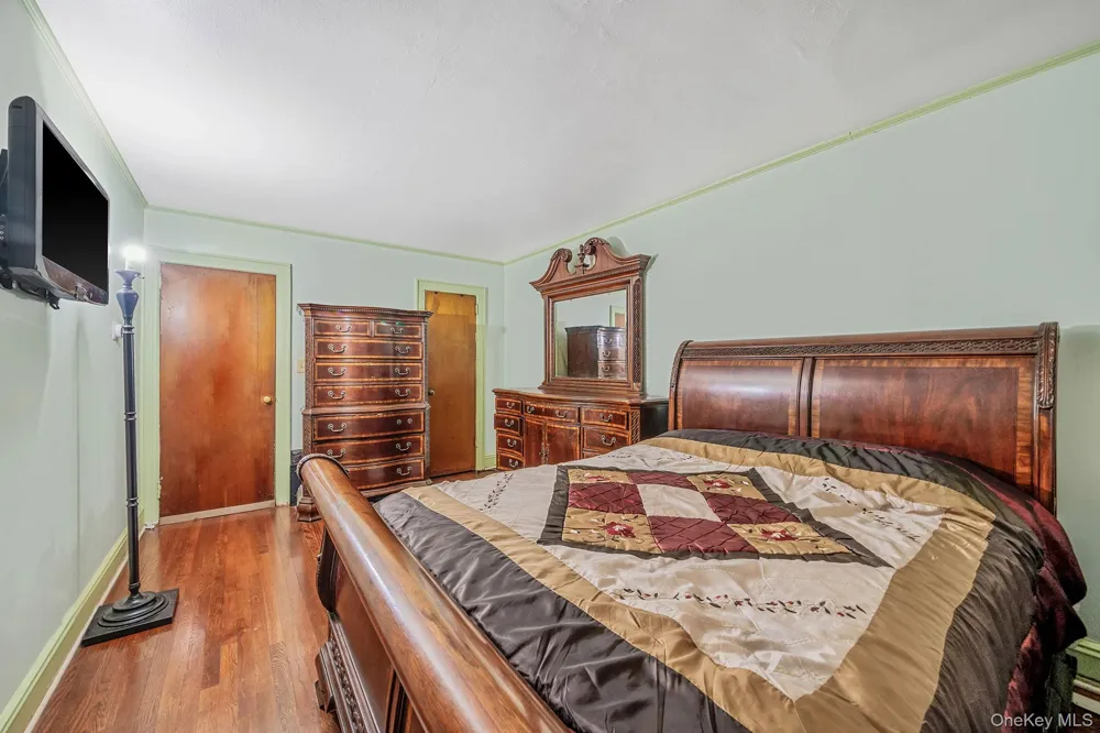 12 Edna Court Valley Stream, NY 11580