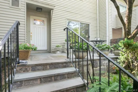8 Waterside Close