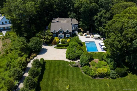 652 Noyack Path