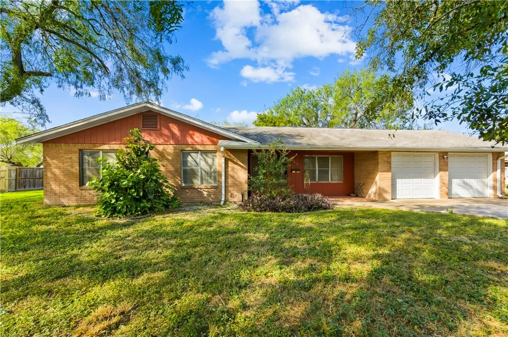 706 E Henderson Street Bishop, TX 78343