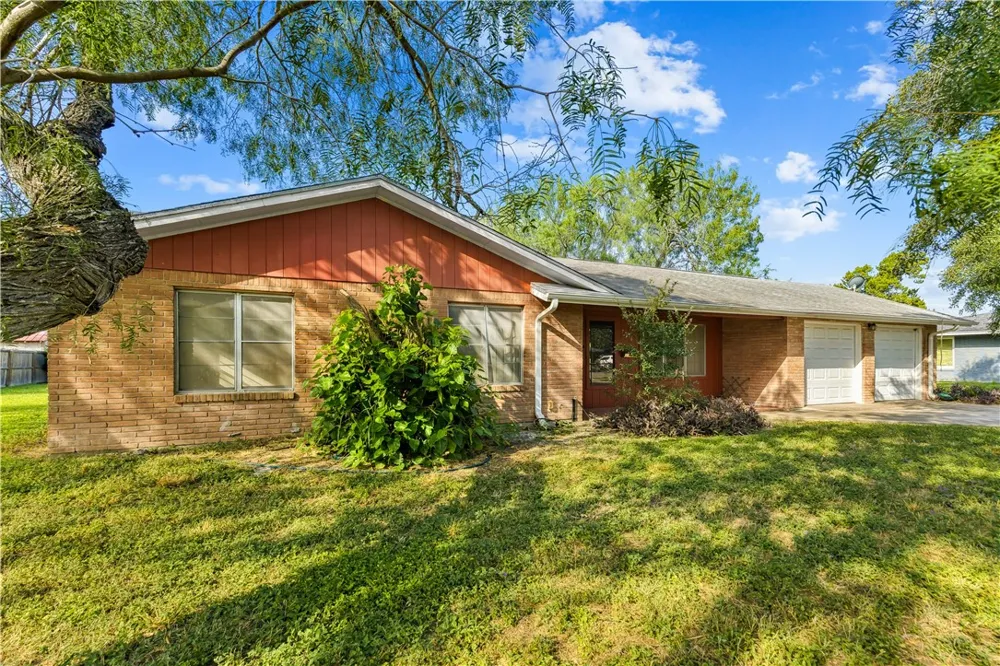 706 E Henderson Street Bishop, TX 78343