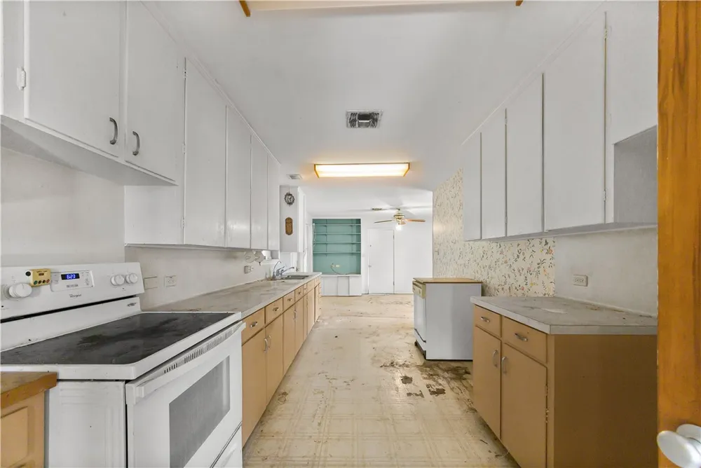 706 E Henderson Street Bishop, TX 78343