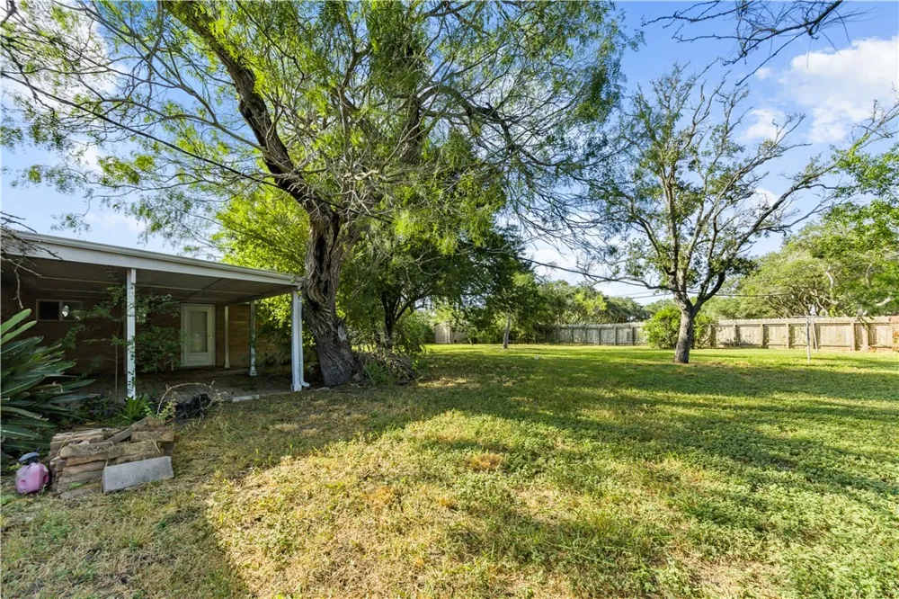 706 E Henderson Street Bishop, TX 78343