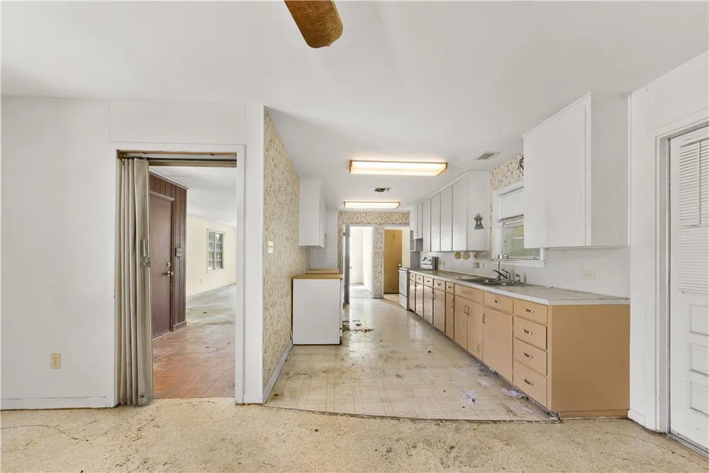 706 E Henderson Street Bishop, TX 78343