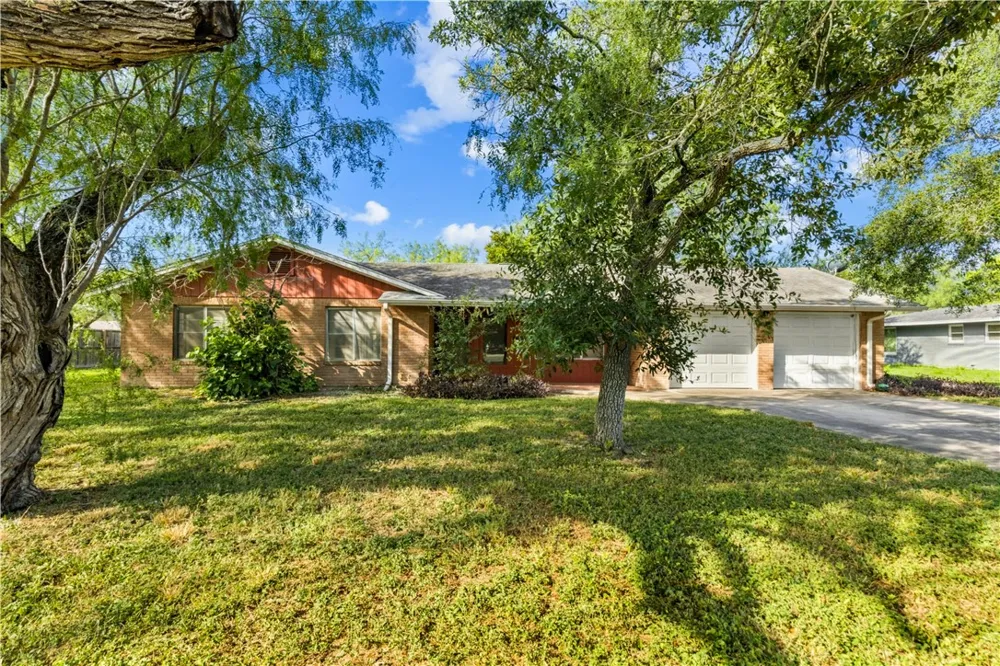 706 E Henderson Street Bishop, TX 78343