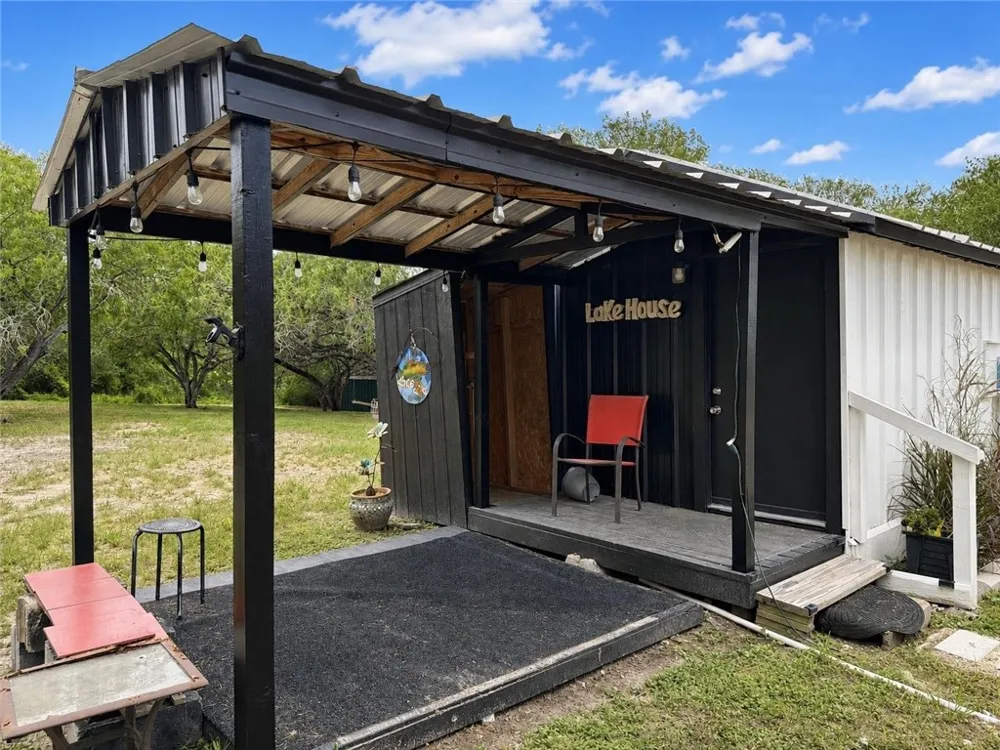 102 County Road 394 Mathis, TX 78368