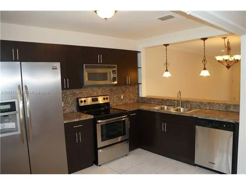 459 Lakeview Dr #2 Weston, FL 33326