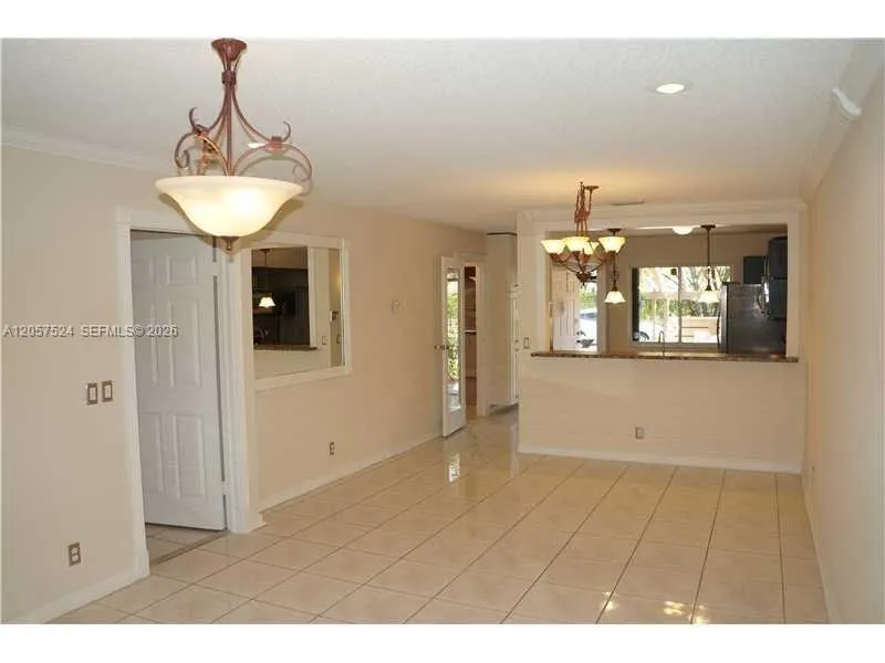 459 Lakeview Dr #2 Weston, FL 33326