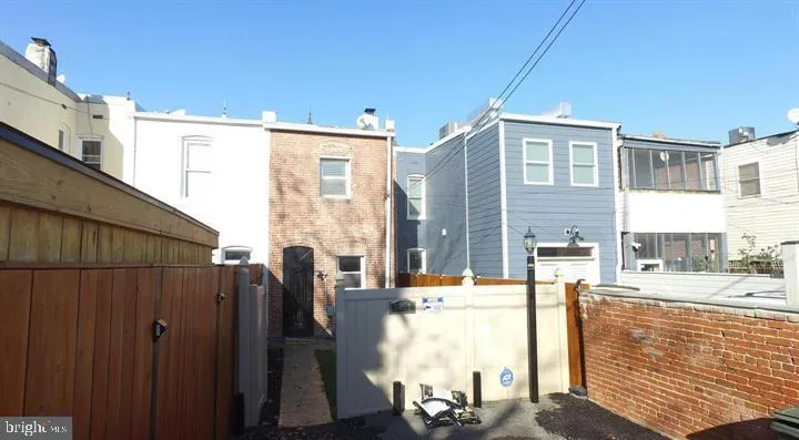 1209 E STREET NE Washington, DC 20002