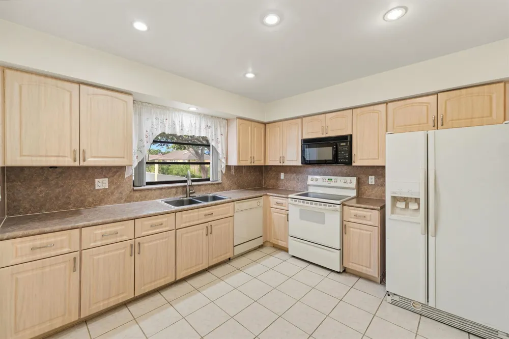 4675 ROBINWOOD CIRCLE #A Boynton Beach, FL 33436