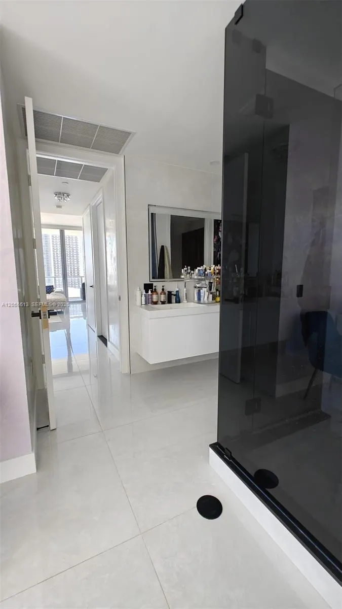 1100 Biscayne Blvd #2106 Miami, FL 33132