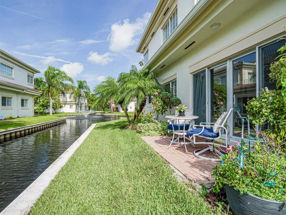 524 7th Square #102 Vero Beach, FL 32962