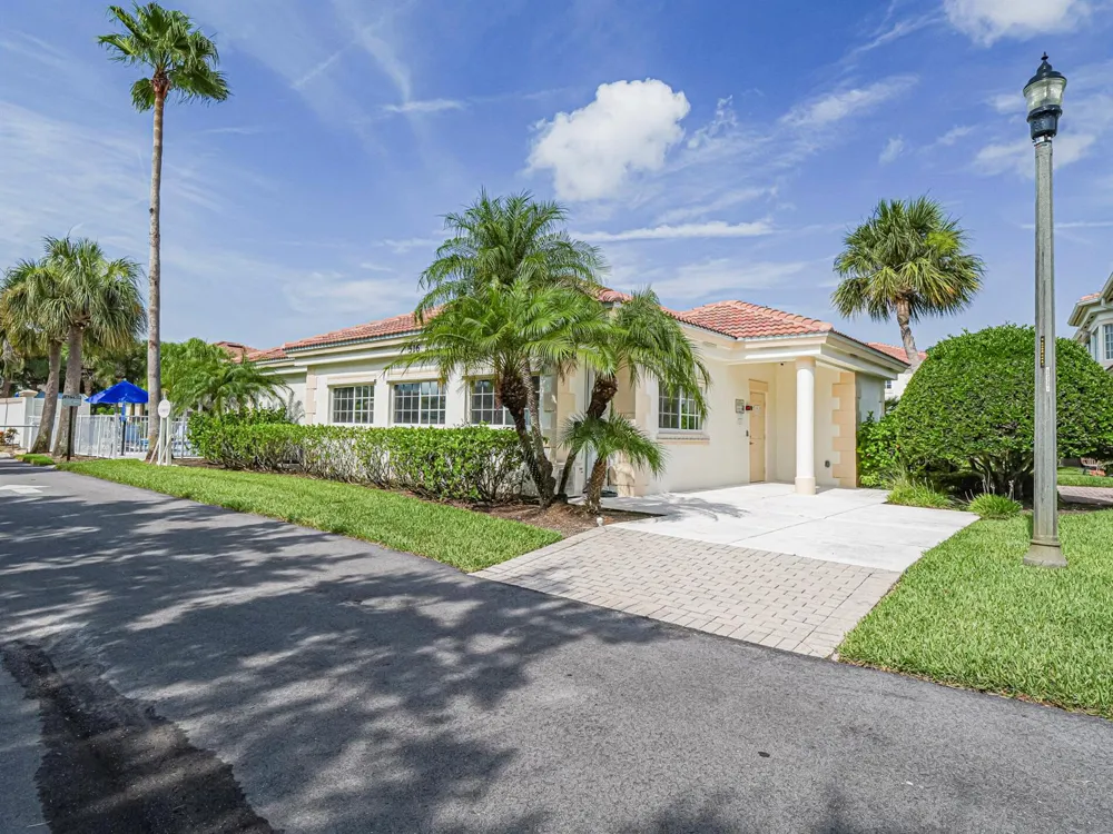 524 7th Square #102 Vero Beach, FL 32962