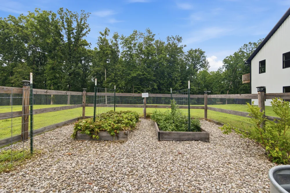 1658 Apache Trl Pegram, TN 37143