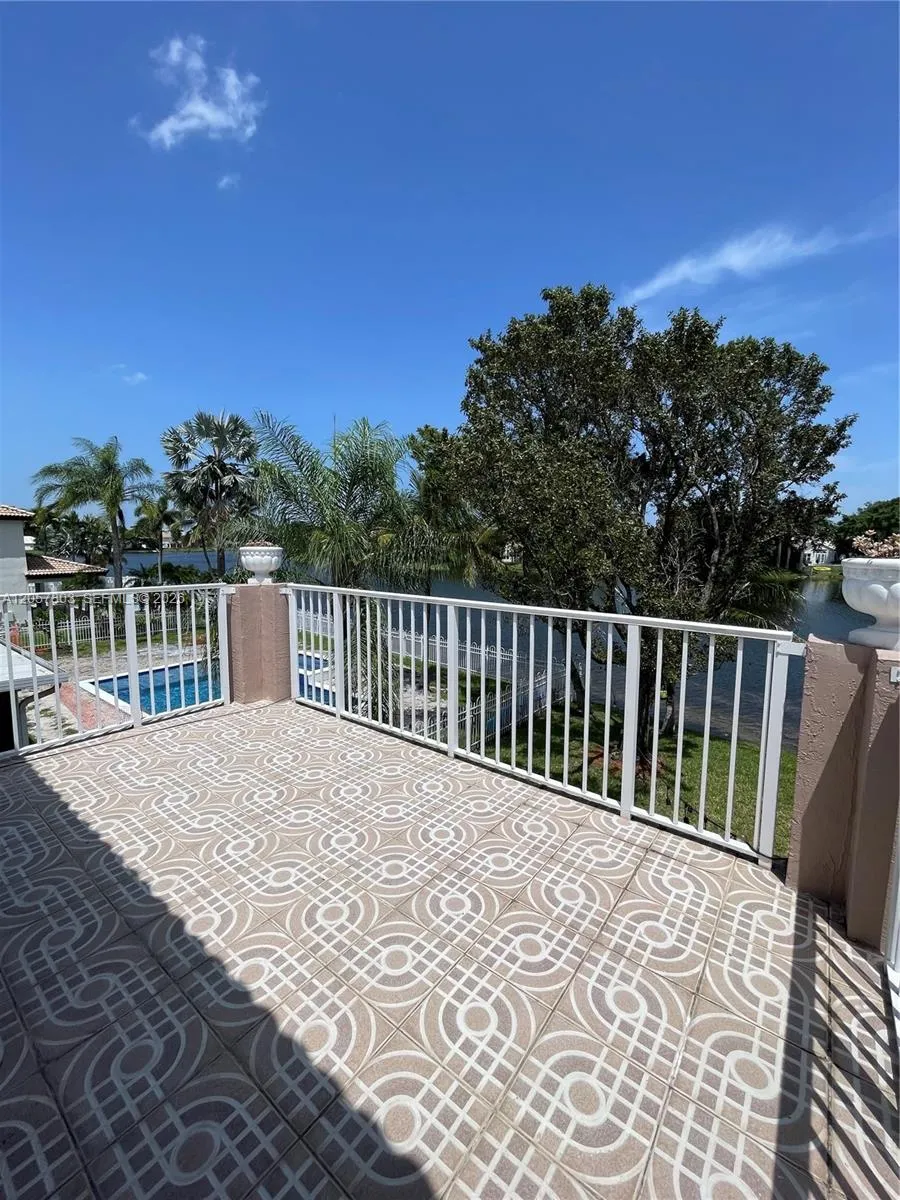 340 SW 167th Ave Pembroke Pines, FL 33027