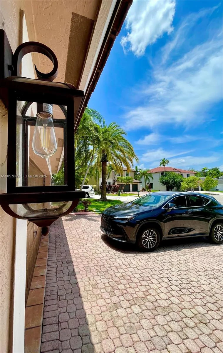 340 SW 167th Ave Pembroke Pines, FL 33027