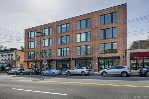 110 Chatsworth Avenue #401