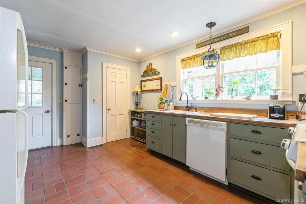 200 Greene Avenue Sayville, NY 11782