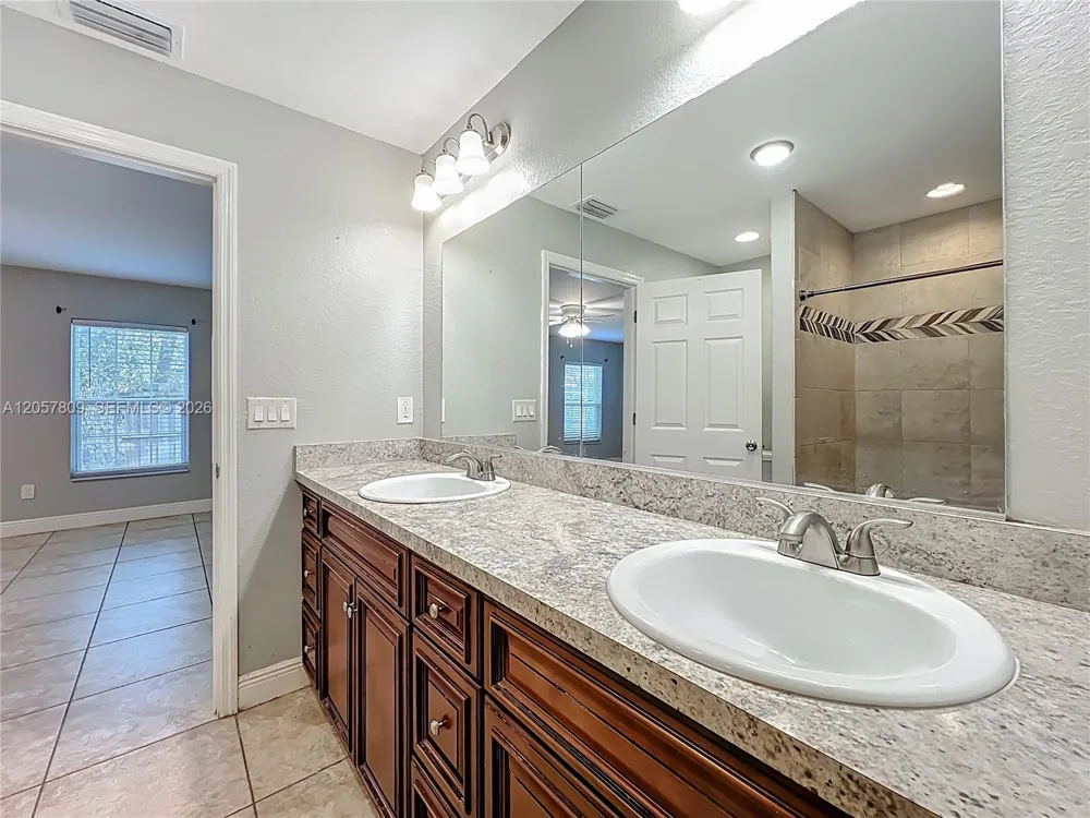 608 Masters Ave Wildwood, FL 34785