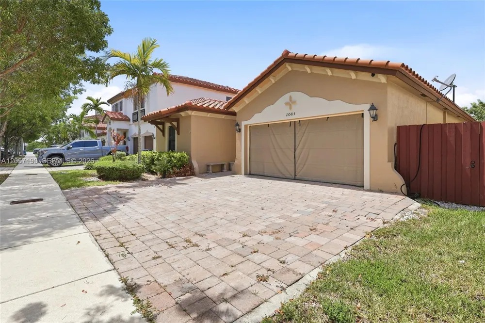 15585 SW 176th Ter Miami, FL 33187