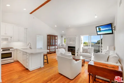 3855 Rambla Pacifico