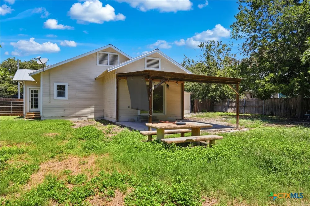 415 Elm Street Seguin, TX 78155
