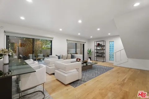 22 28TH AVENUE
