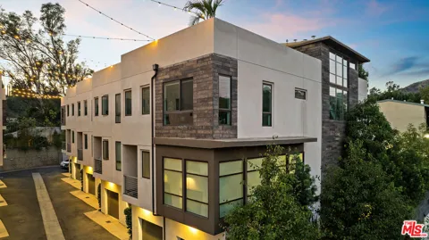 2111 Cahuenga Boulevard