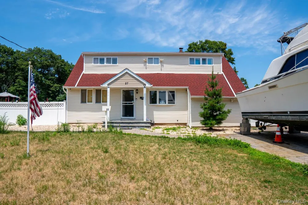 27 W Lakeland Street Bay Shore, NY 11706