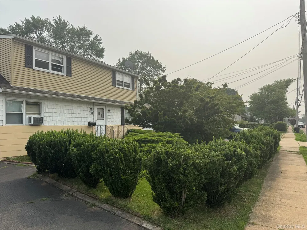 124 Parkdale Drive North Babylon, NY 11703