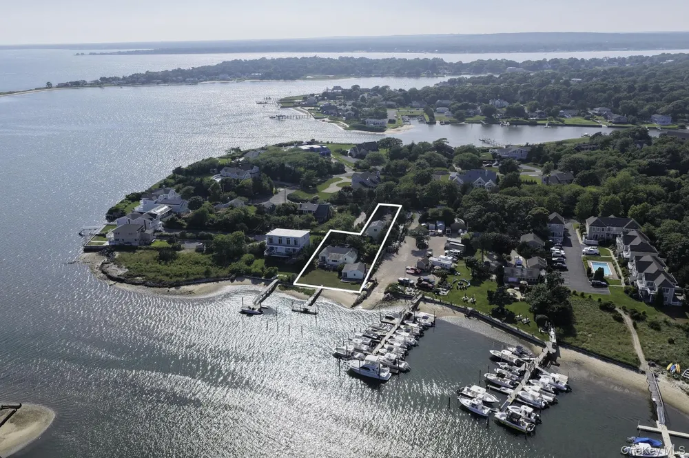 35 Gardners Lane Hampton Bays, NY 11946