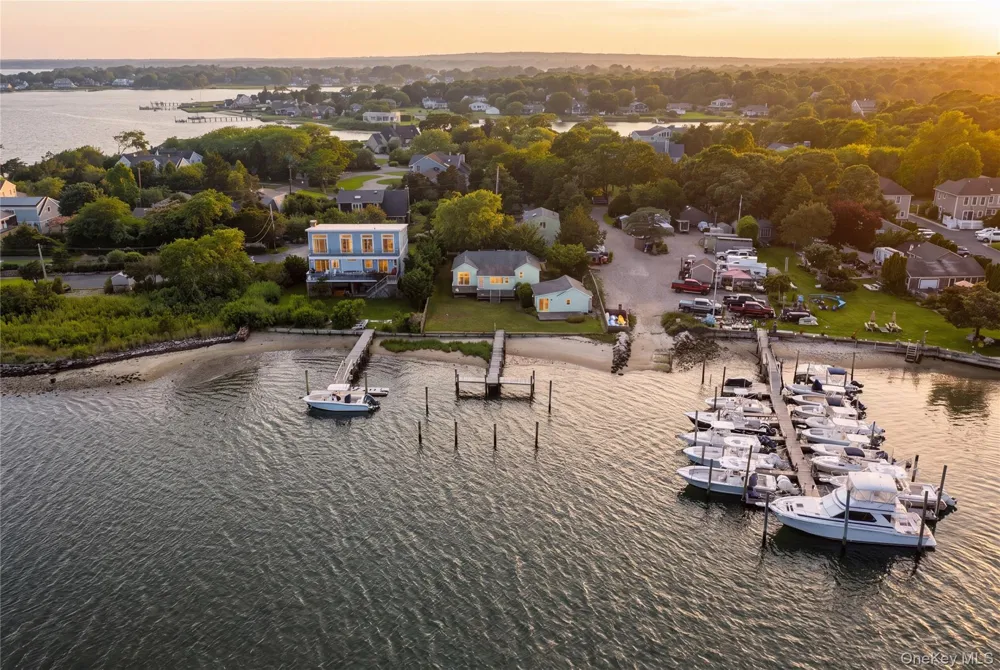 35 Gardners Lane Hampton Bays, NY 11946