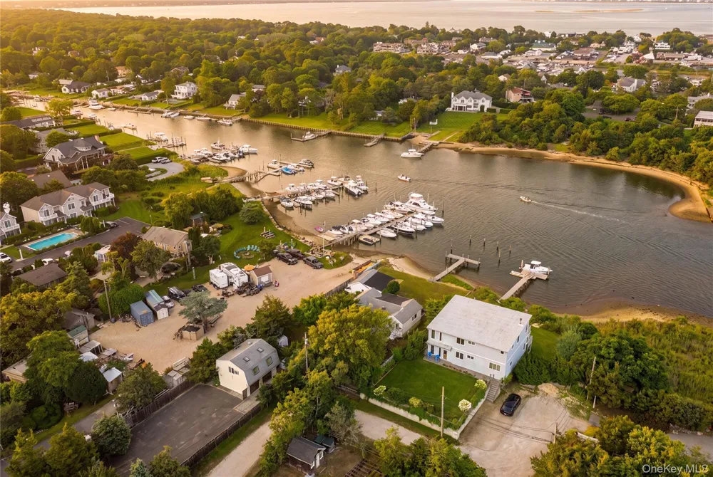 35 Gardners Lane Hampton Bays, NY 11946