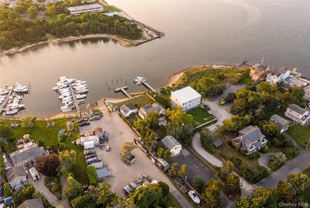 35 Gardners Lane Hampton Bays, NY 11946