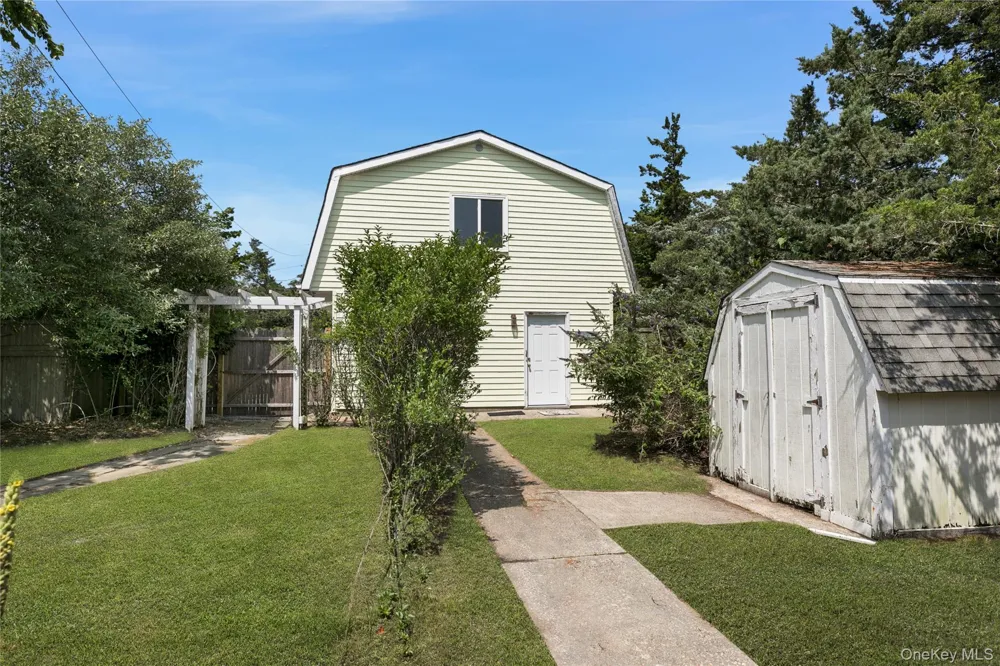 35 Gardners Lane Hampton Bays, NY 11946