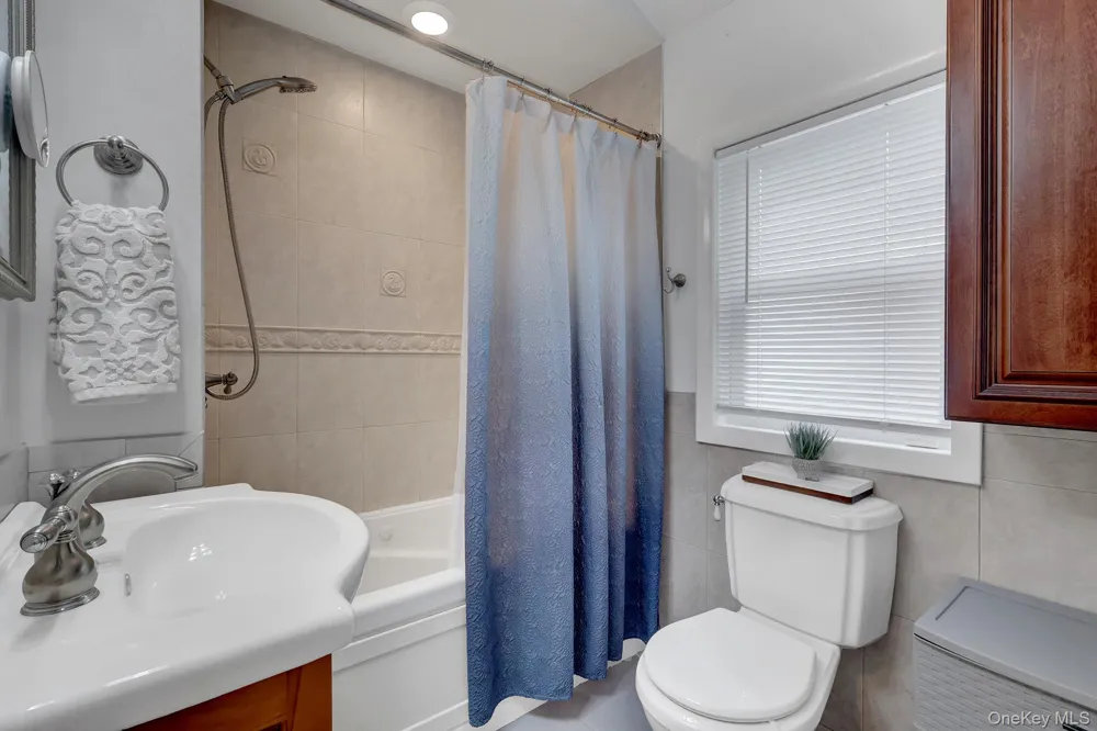 629 East Drive Lindenhurst, NY 11757