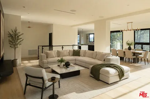 3147 Hollyridge Drive