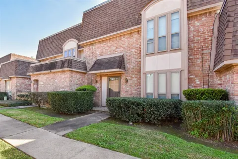 2924 Camelot Lane