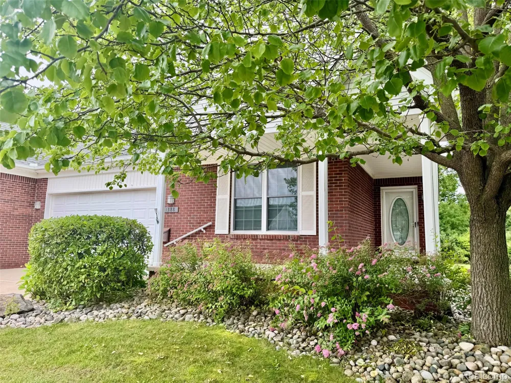 1388 Luxington Drive Lapeer City, MI 48446