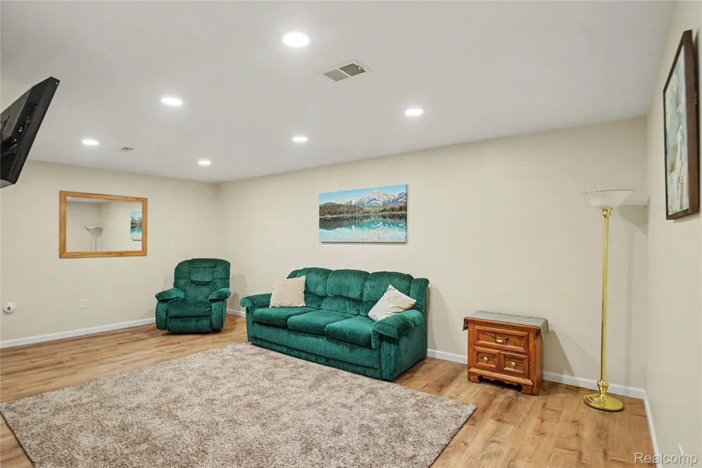 1388 Luxington Drive Lapeer City, MI 48446