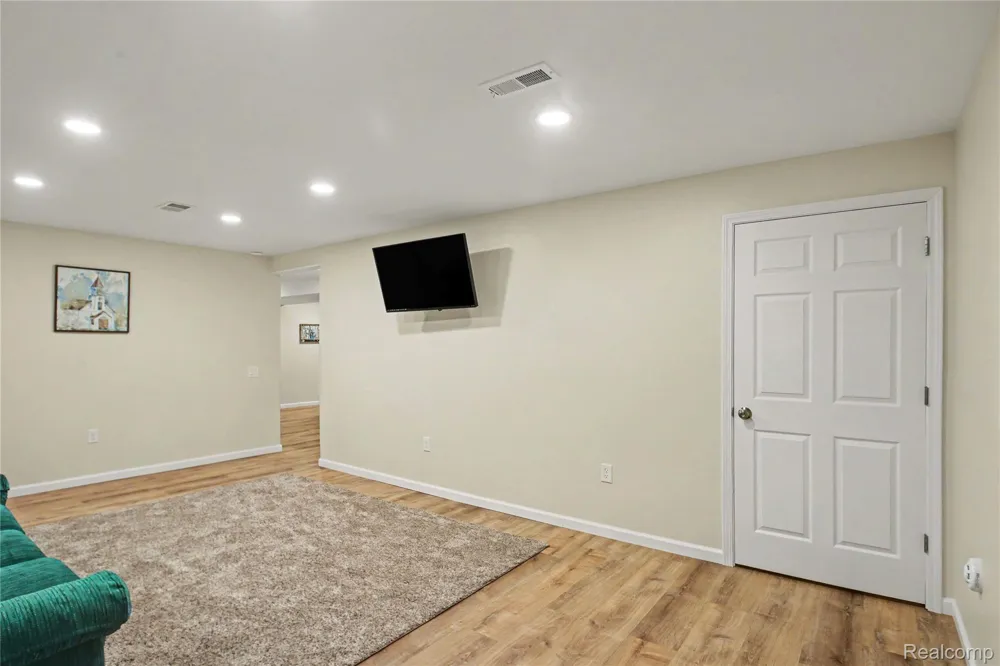 1388 Luxington Drive Lapeer City, MI 48446