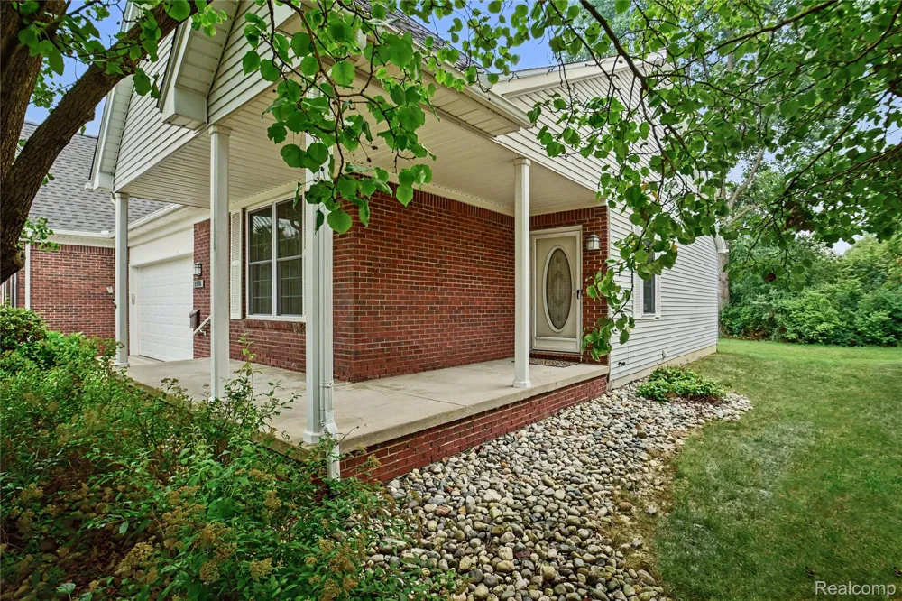 1388 Luxington Drive Lapeer City, MI 48446