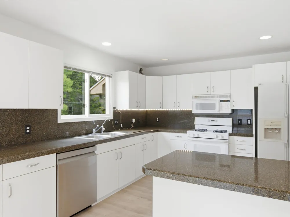 3926 Lakes Edge Drive Commerce Charter Township, MI 48382