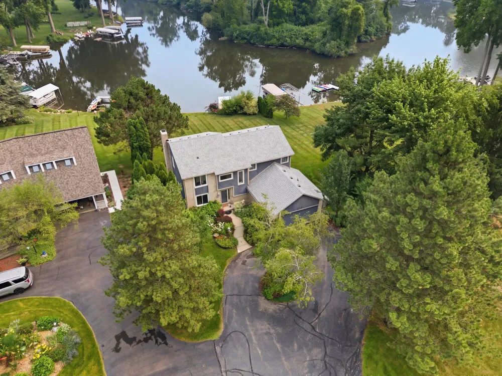 3926 Lakes Edge Drive Commerce Charter Township, MI 48382