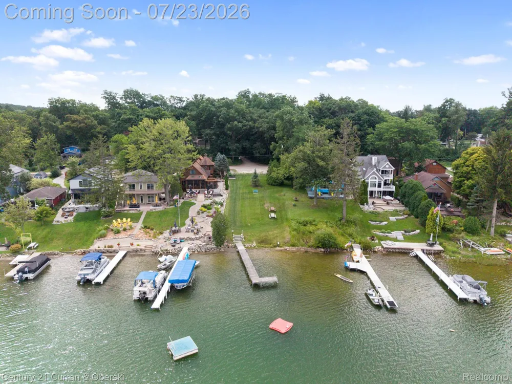 10492 Lake Shore Drive Tyrone Township, MI 48430