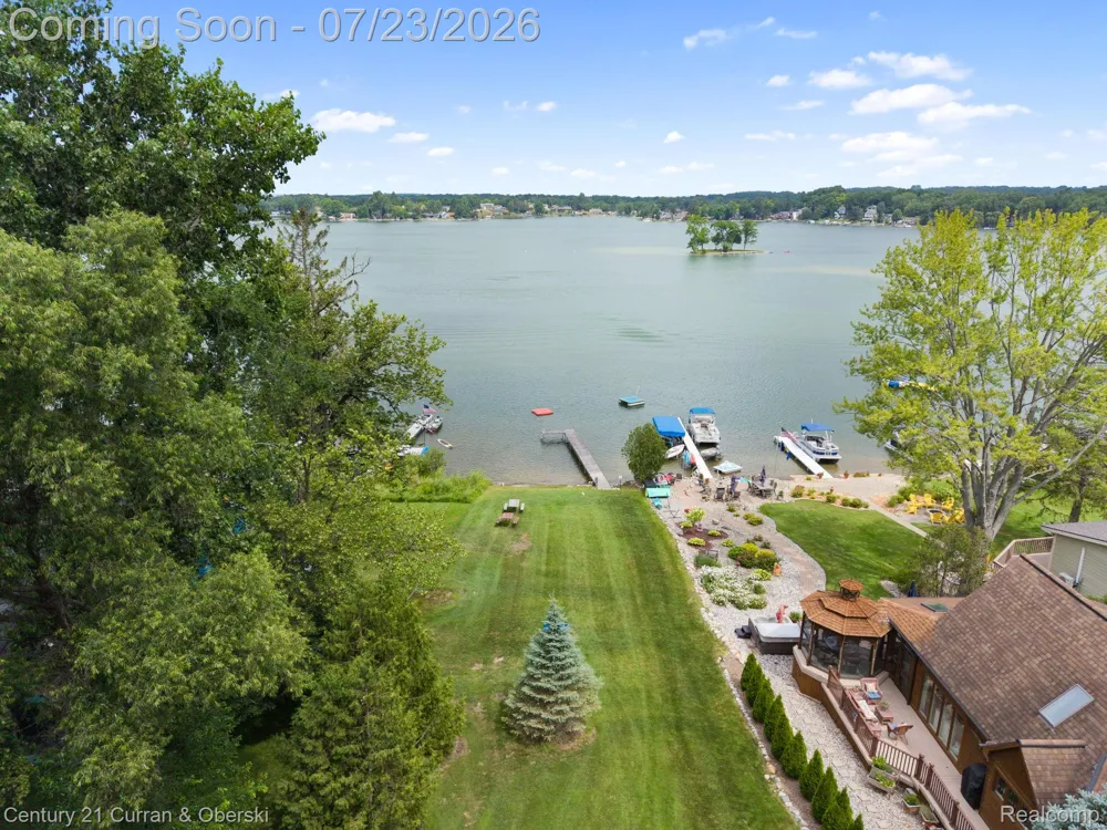 10492 Lake Shore Drive Tyrone Township, MI 48430