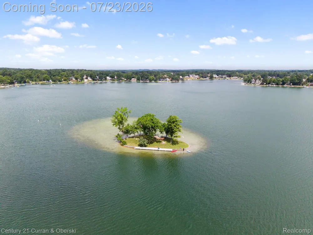 10492 Lake Shore Drive Tyrone Township, MI 48430