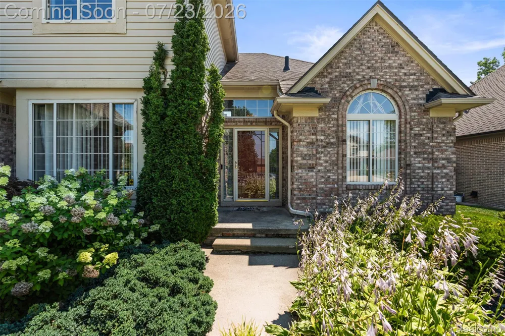 19550 Shorecrest Drive Clinton Charter Township, MI 48038