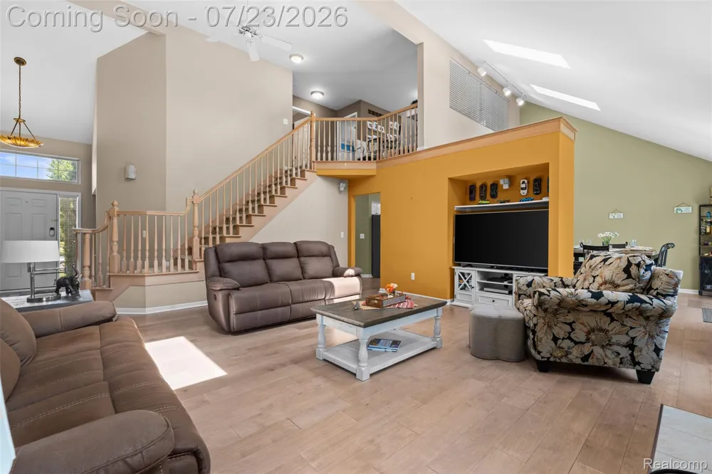 19550 Shorecrest Drive Clinton Charter Township, MI 48038